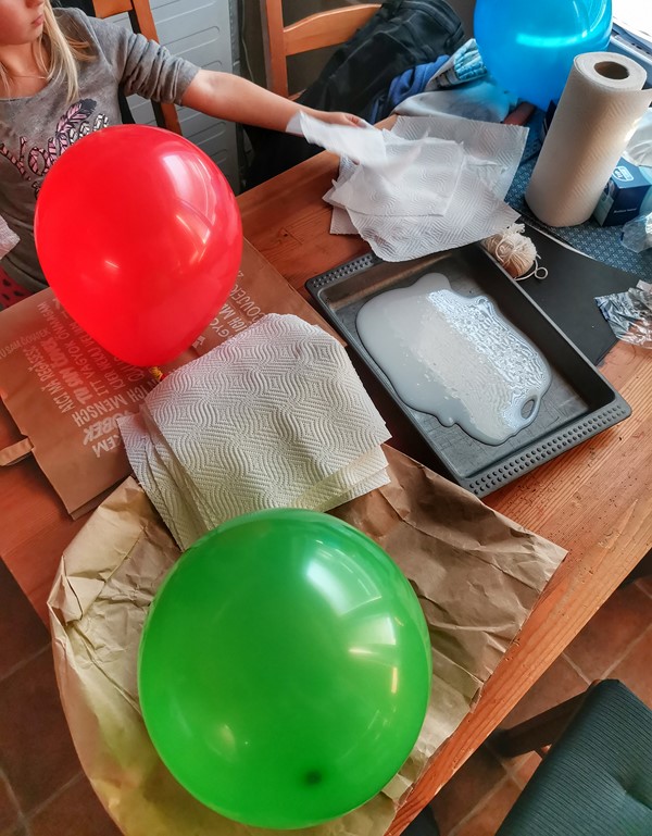 1. Nafoukněte si balonky a hlavně si nejdříve promyslete, kam balonky zavěsíte, než zcela uschnou a zatvrdnou
