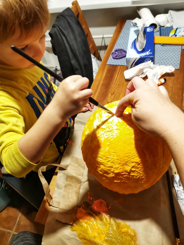 5. Balónek je pořád uvnitř. Tempera pak potřebuje nějakou hodinku na uschnutí.