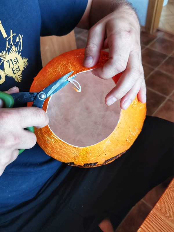 9. Dýňáka jsme zespod trochu zastříhli, aby se nám tam vešla světýlka a aby stál.
